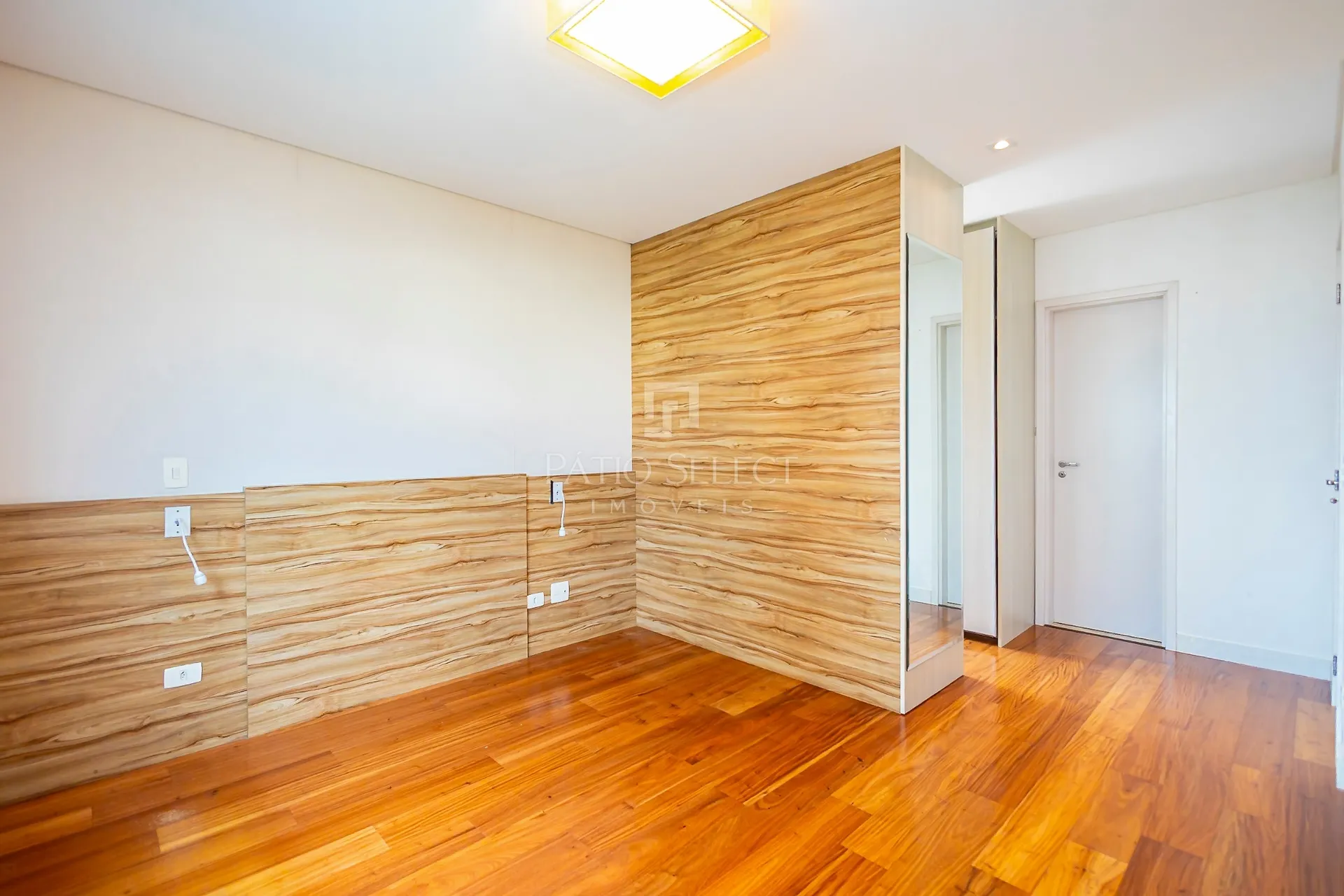 4-bedroom apartment with a fireplace — photo 103
