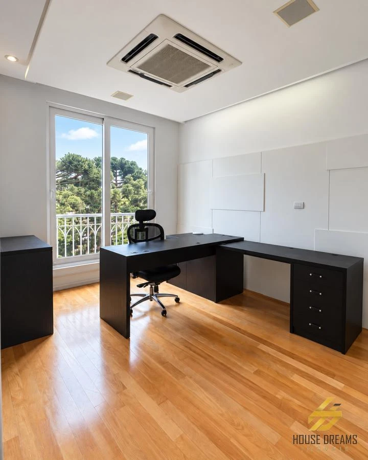 344 m² apartment with a walk-in closet and a bathtub — photo 15