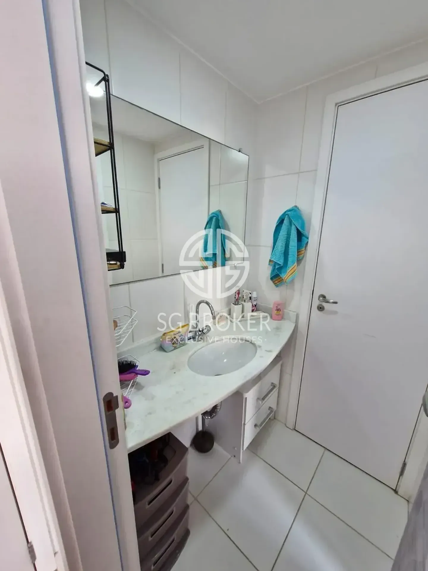 Glass-enclosed balcony in a 3-bedroom apartment, 91 m² — photo 24