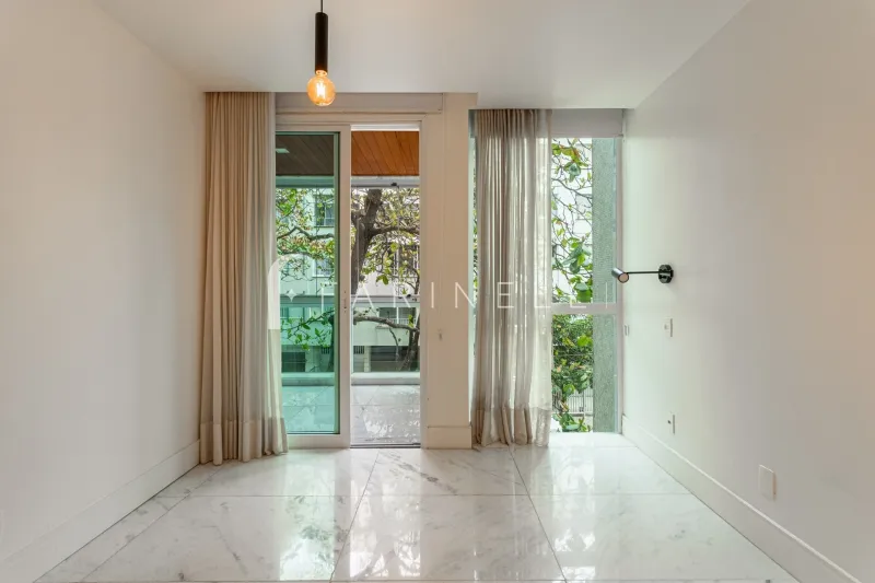 Glass-enclosed balcony in a 3-bedroom apartment, 136 m² — photo 9