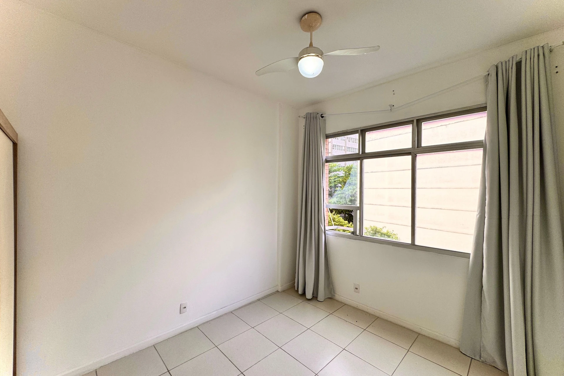 One-bedroom apartment with a mountain view in Rio de Janeiro — photo 3