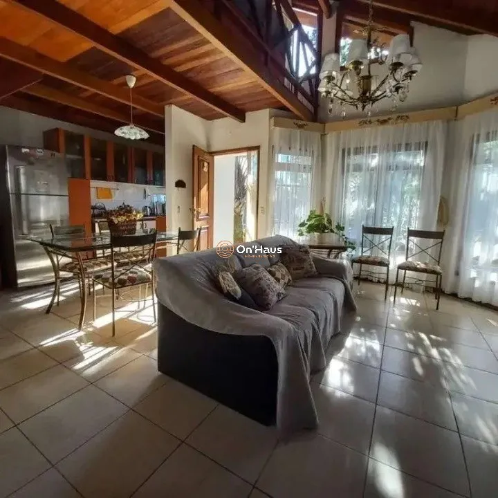 Furnished house with 4 bedrooms and 630 m²