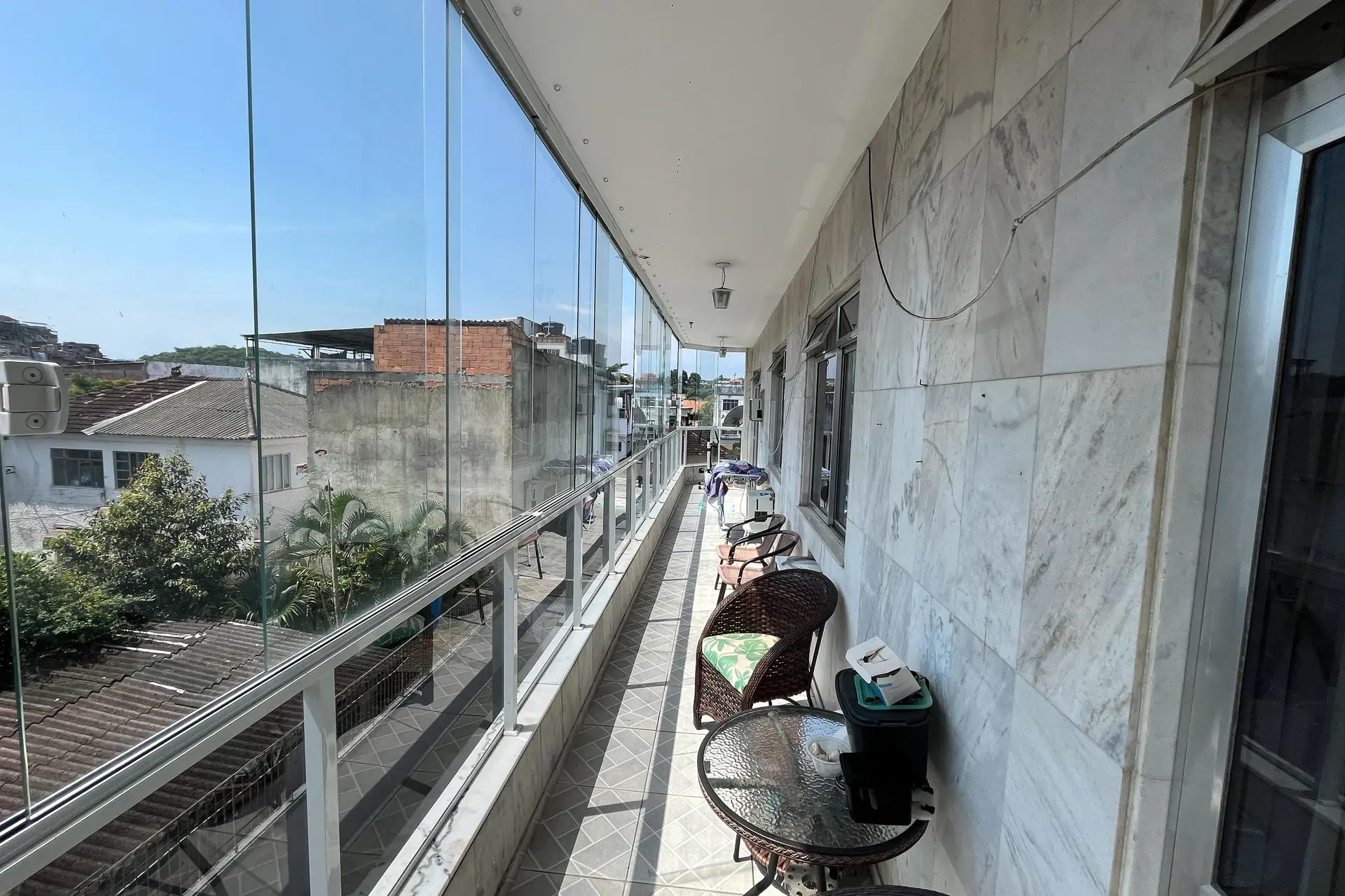 Glass-enclosed balcony in a 3-bedroom apartment, 131 m² — photo 33