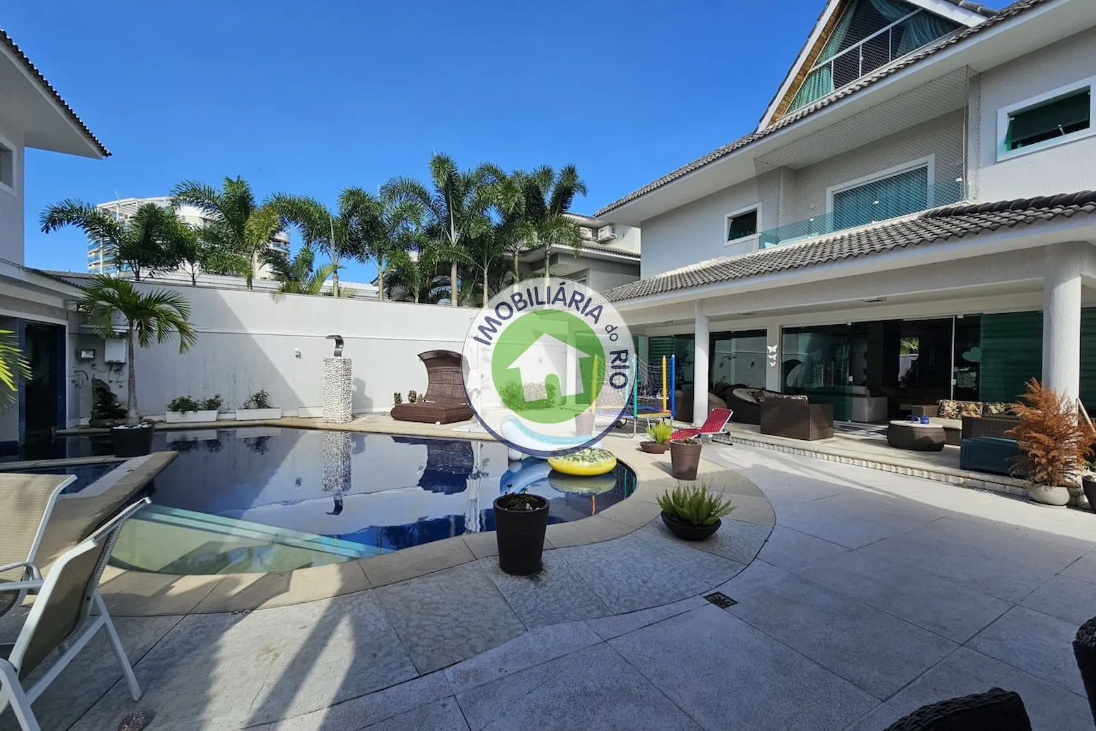 Casa com 5 quartos e 5 banheiros, cozinha fechada — photo 4