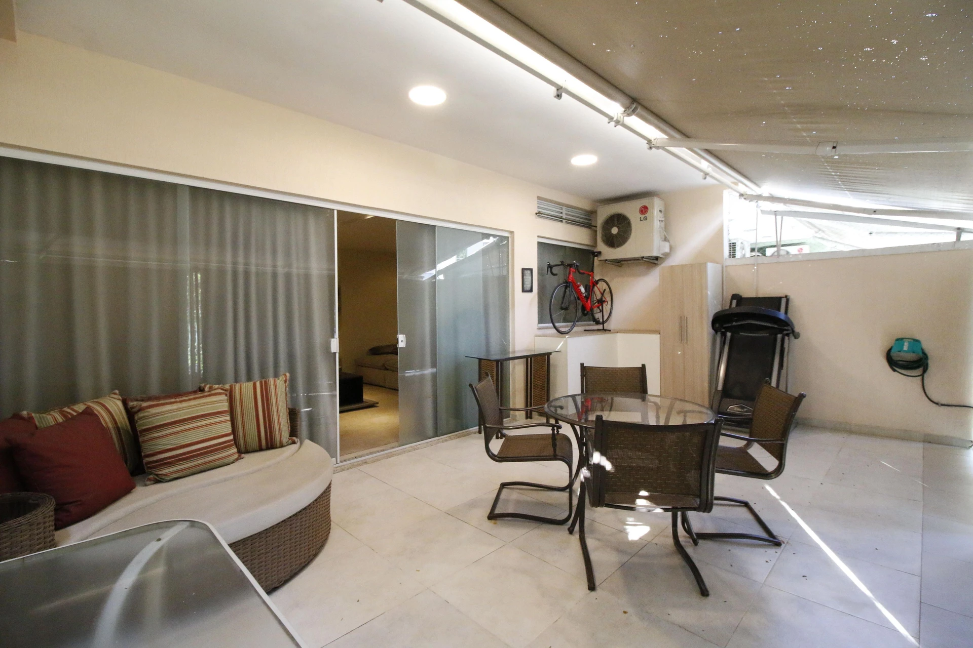 Furnished house, 230 m², with a glass-enclosed balcony — photo 12