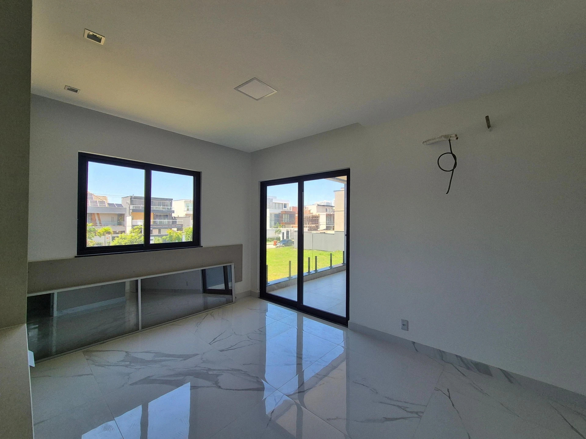 Ventanales de piso a techo y 5 dormitorios: casa de 403 m² — photo 47
