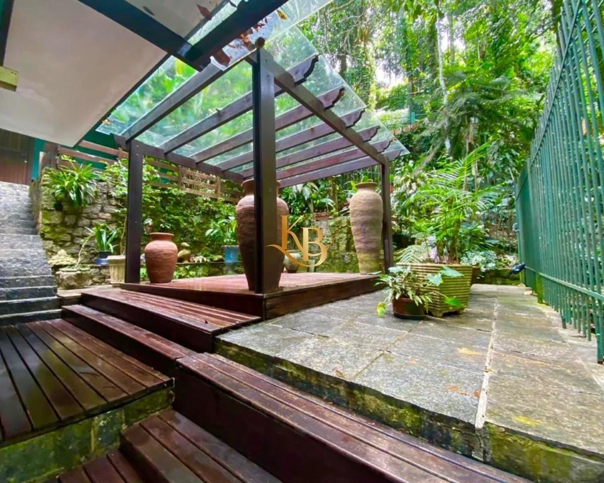 Furnished 350 m² house with 4 bedrooms and a balcony — photo 8