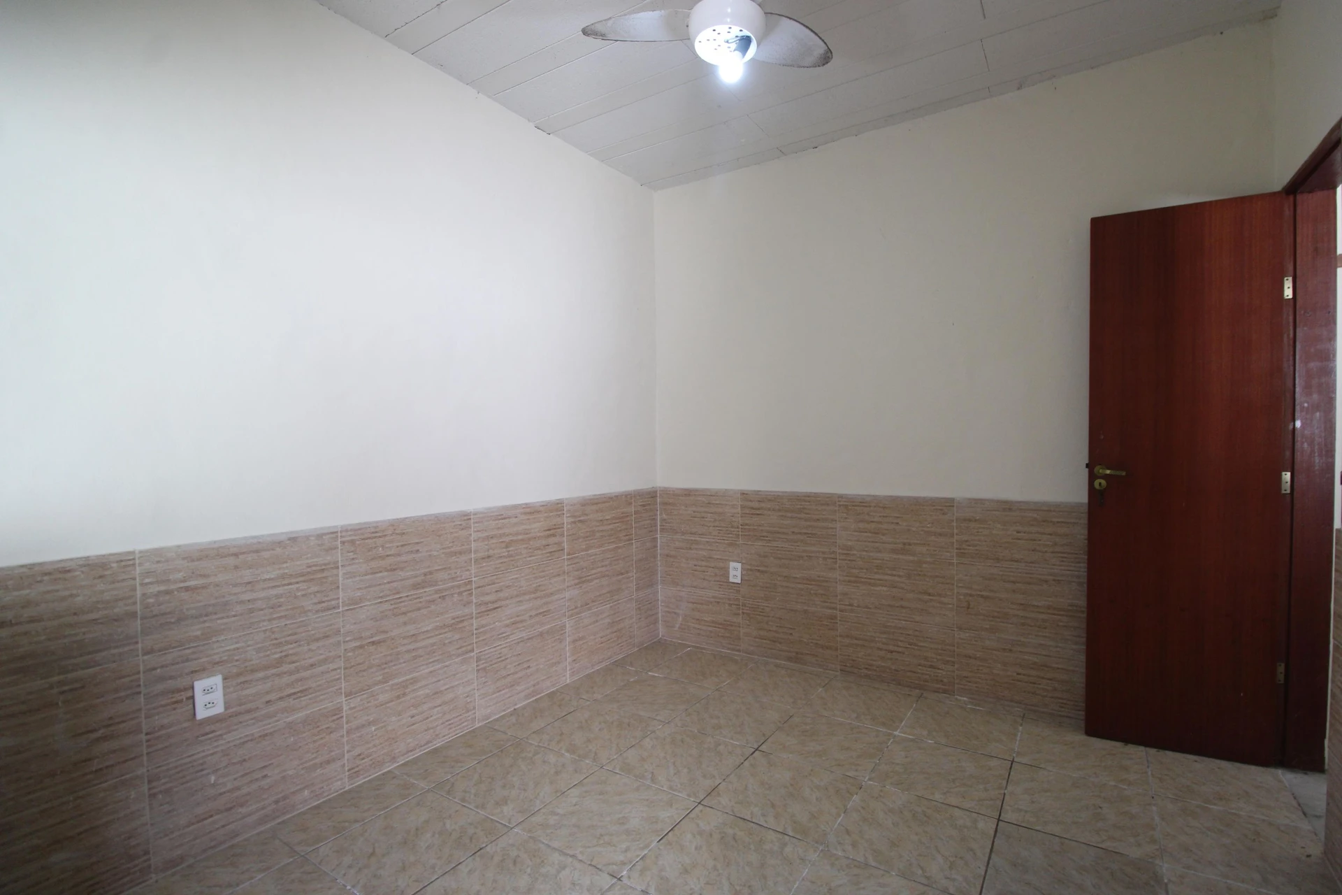 Unfurnished house with 3 bedrooms, 2 bathrooms and garden — photo 27