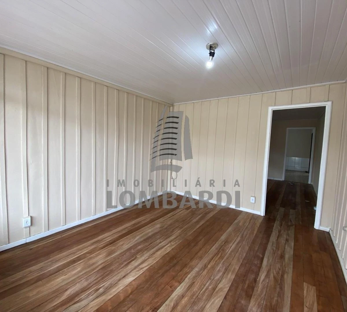 Wood or laminate floors in a 3-bedroom house, 100 m²