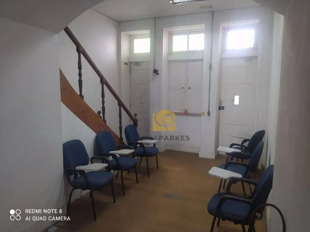 Casa com 2 dormitórios e piso de madeira na sala — photo 32