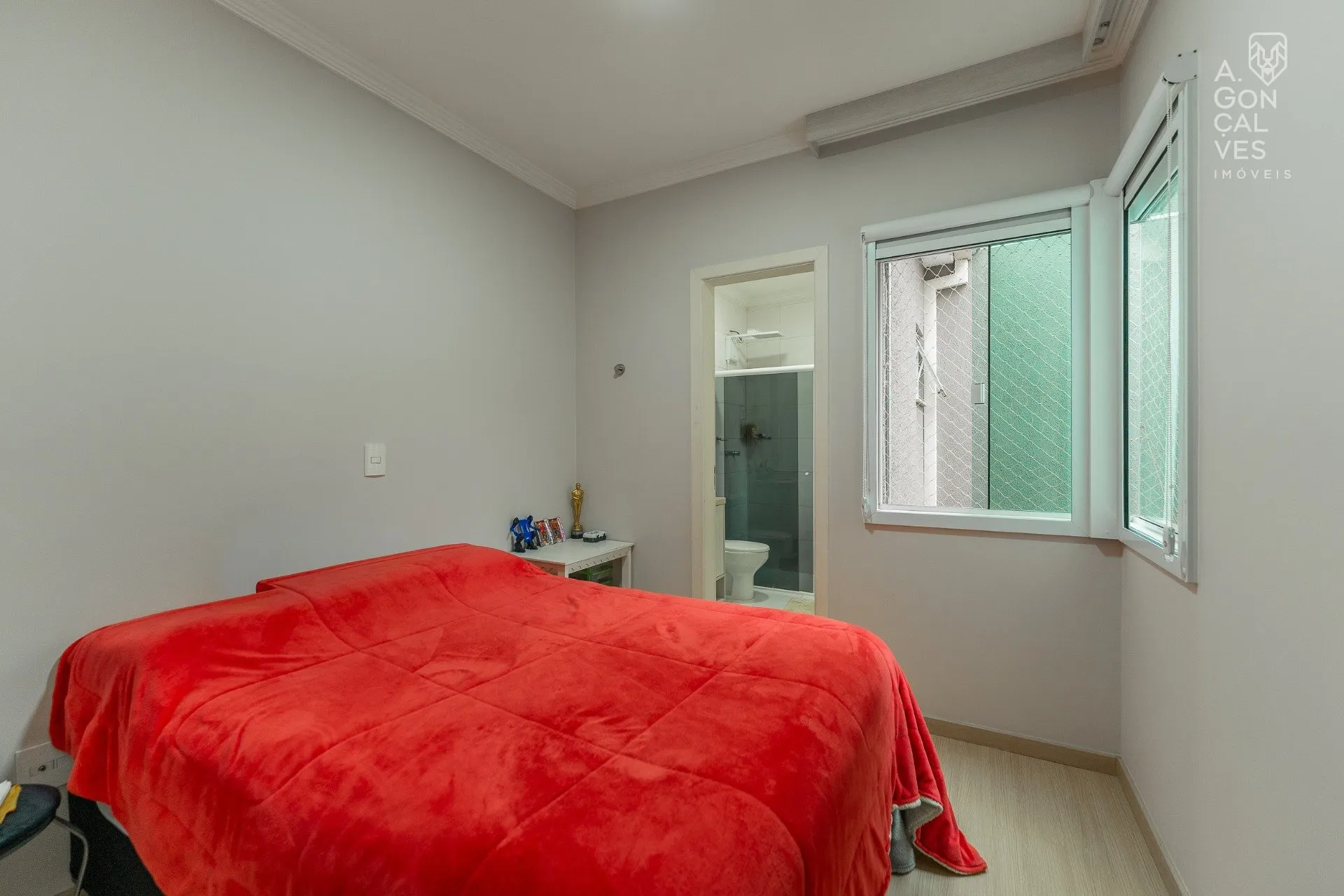 House with 3 bedrooms and a closed kitchen with gas stove — photo 22