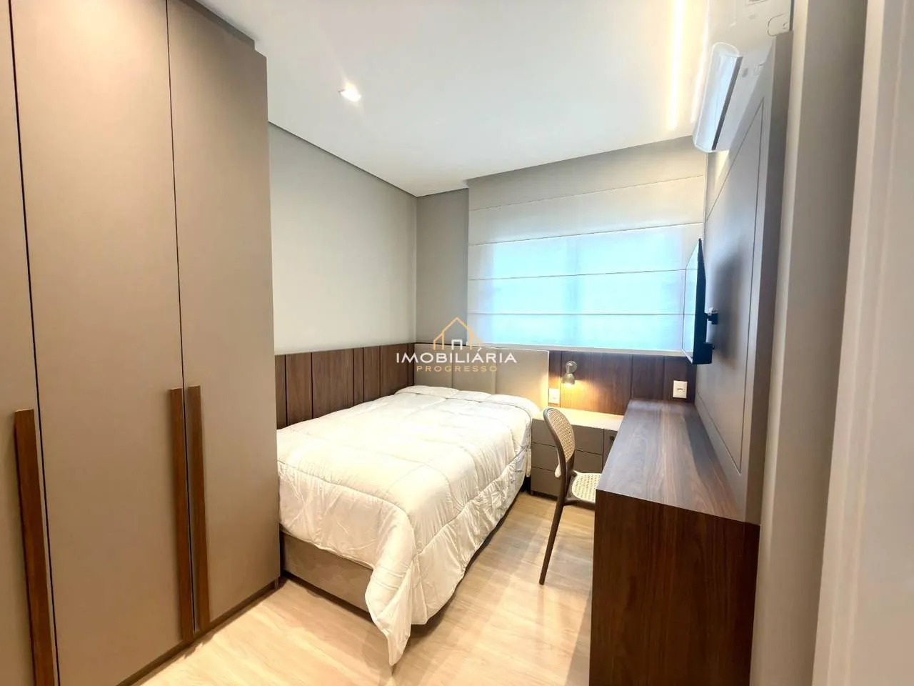 Floor-to-ceiling windows in a 3-bedroom apartment, 138 m² — photo 100