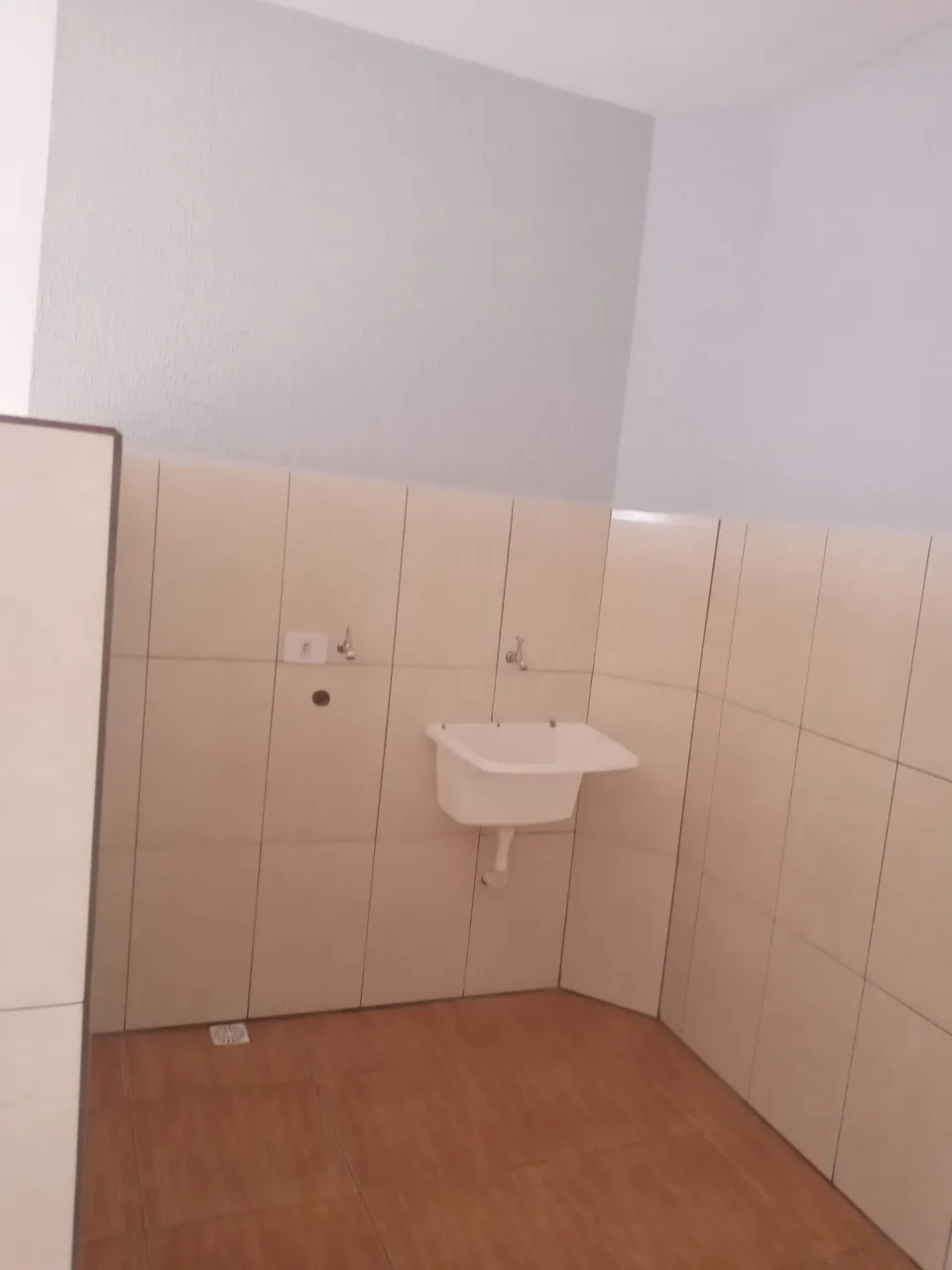 Unfurnished 2-bedroom apartment with glass shower — photo 7