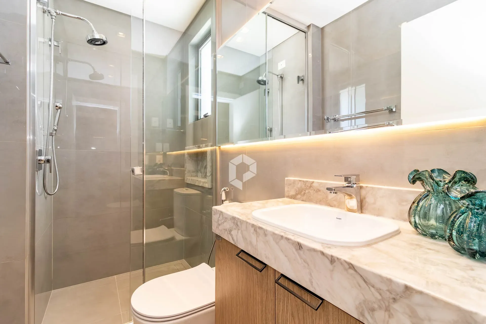 Furnished apartment with 3 en-suite bedrooms and balcony — photo 24