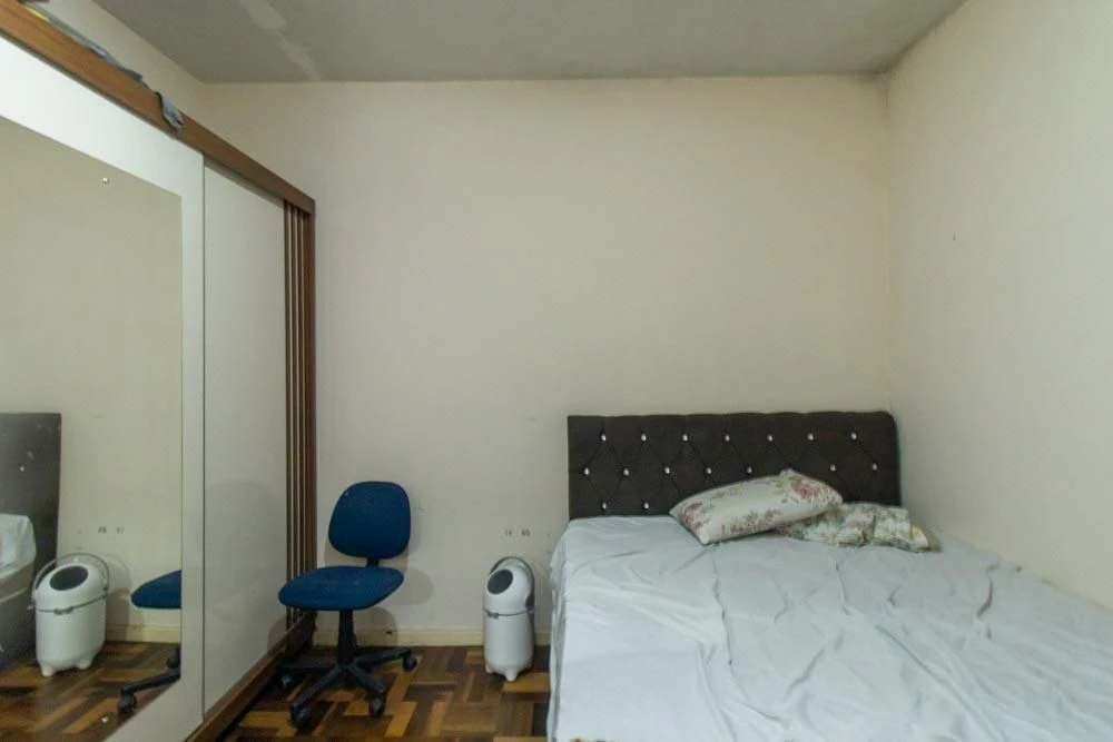 Furnished 2-bedroom apartment with desk workspace corner — photo 14