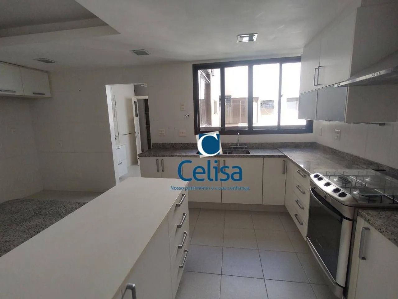 294 m² apartment with 3 bedrooms and 4 bathrooms — photo 14