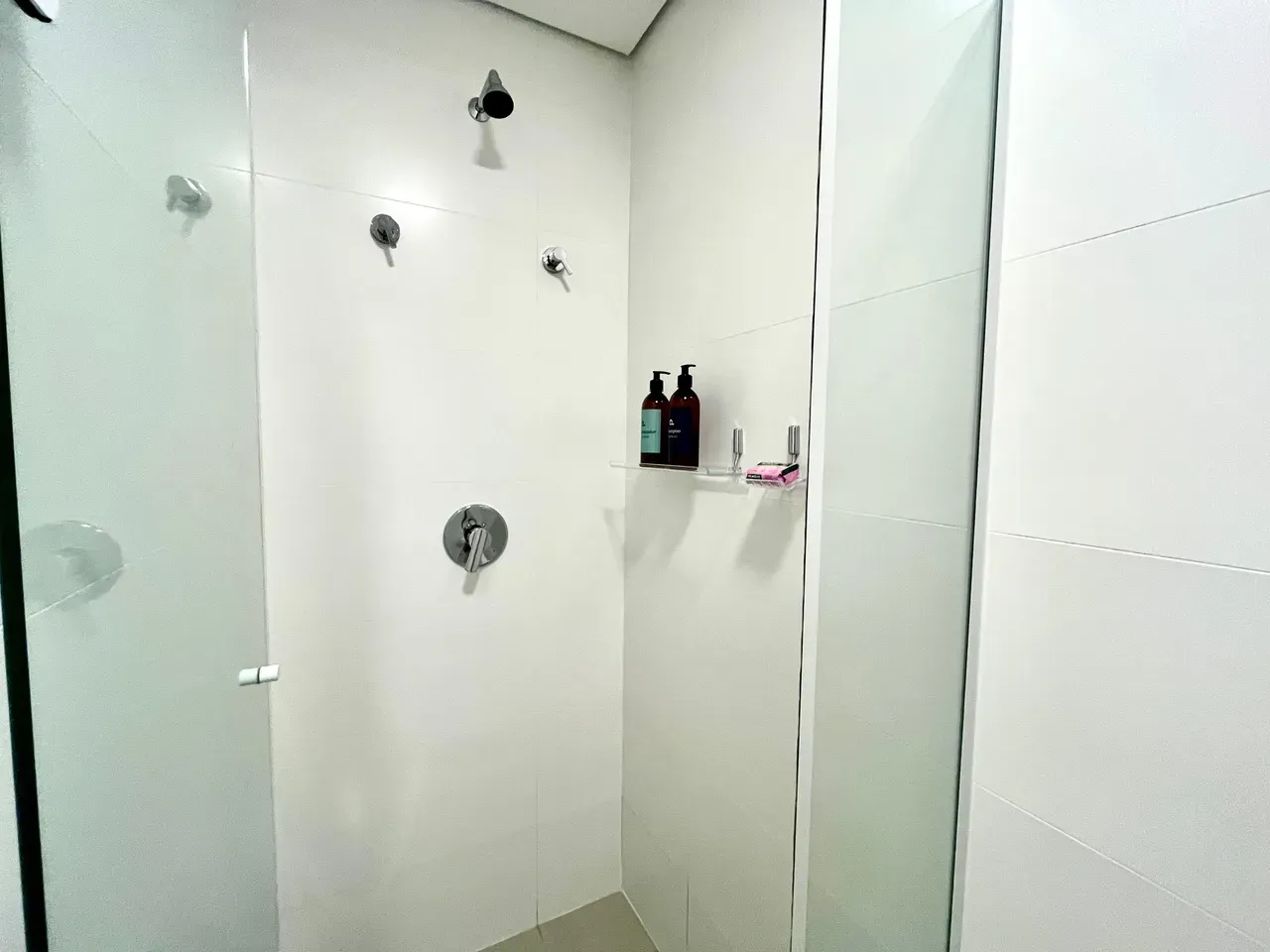 One-bedroom apartment in a building with a coworking space — photo 15
