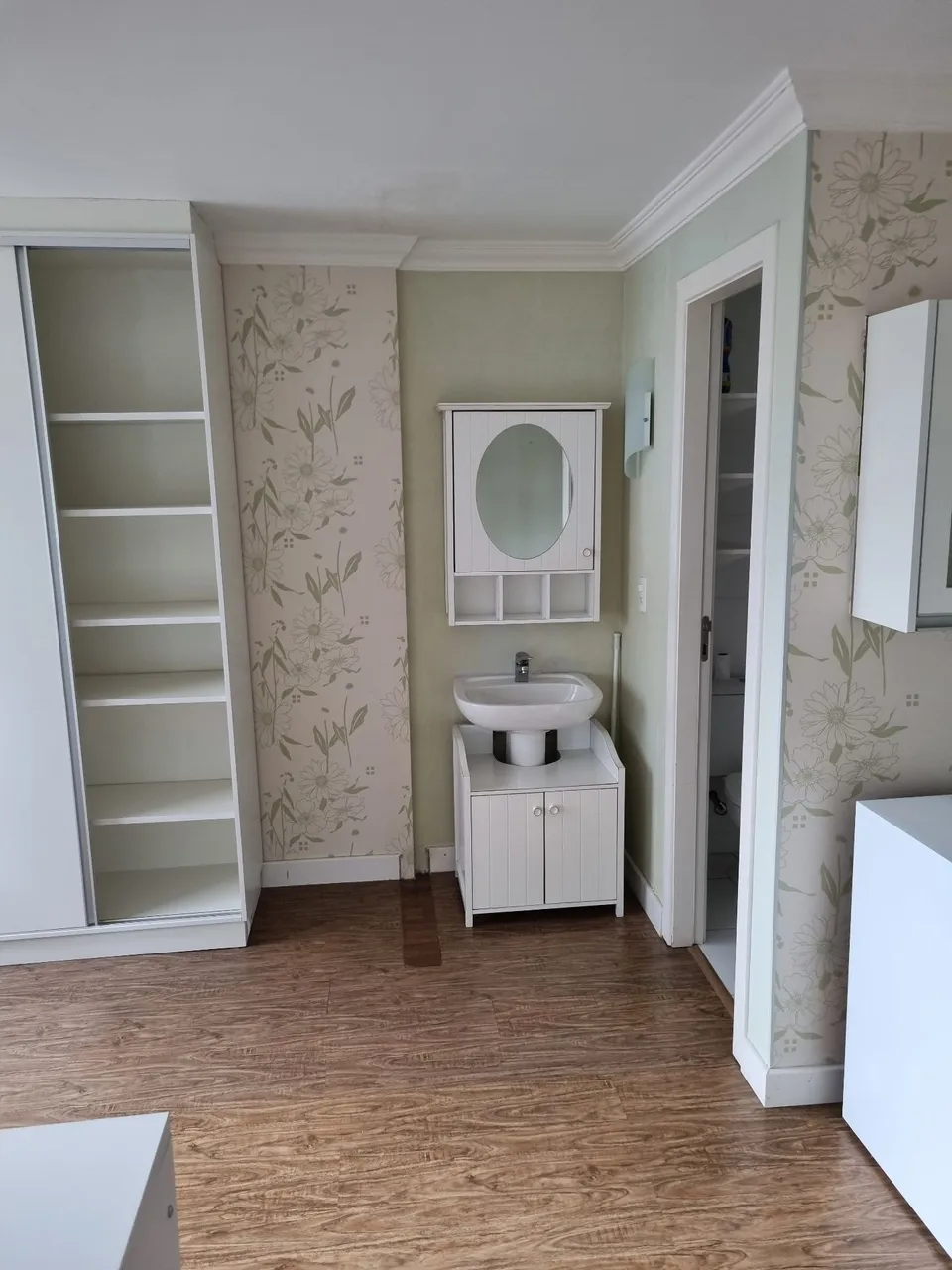 Furnished studio apartment with 1 bedroom and 1 bathroom — photo 7