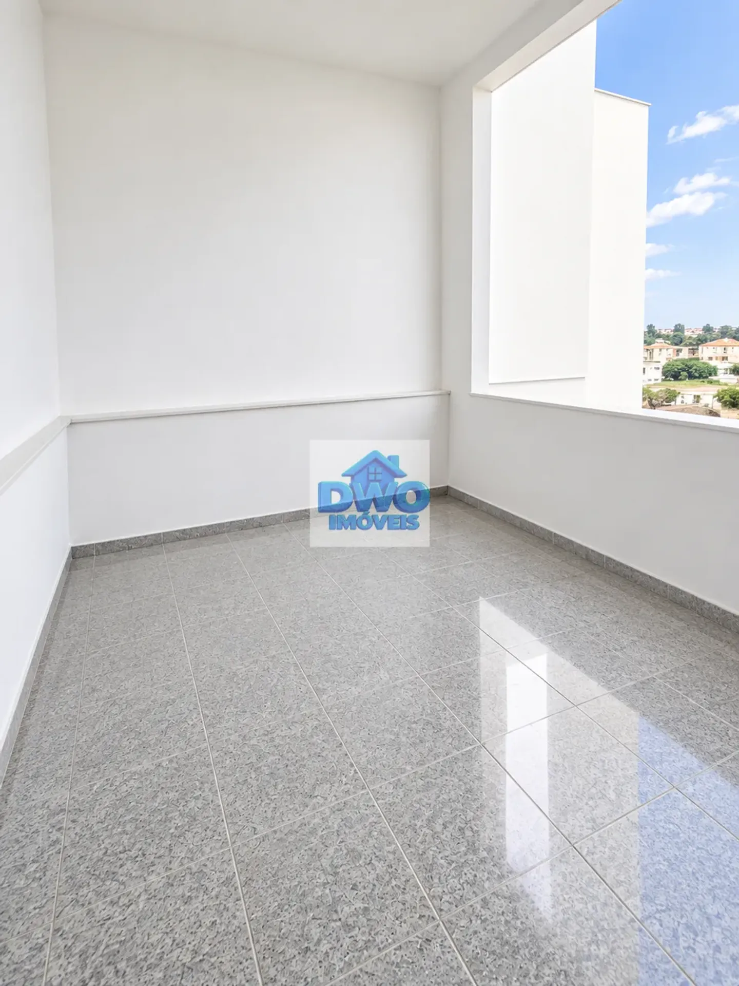 House, 250 m², with a glass-enclosed balcony
