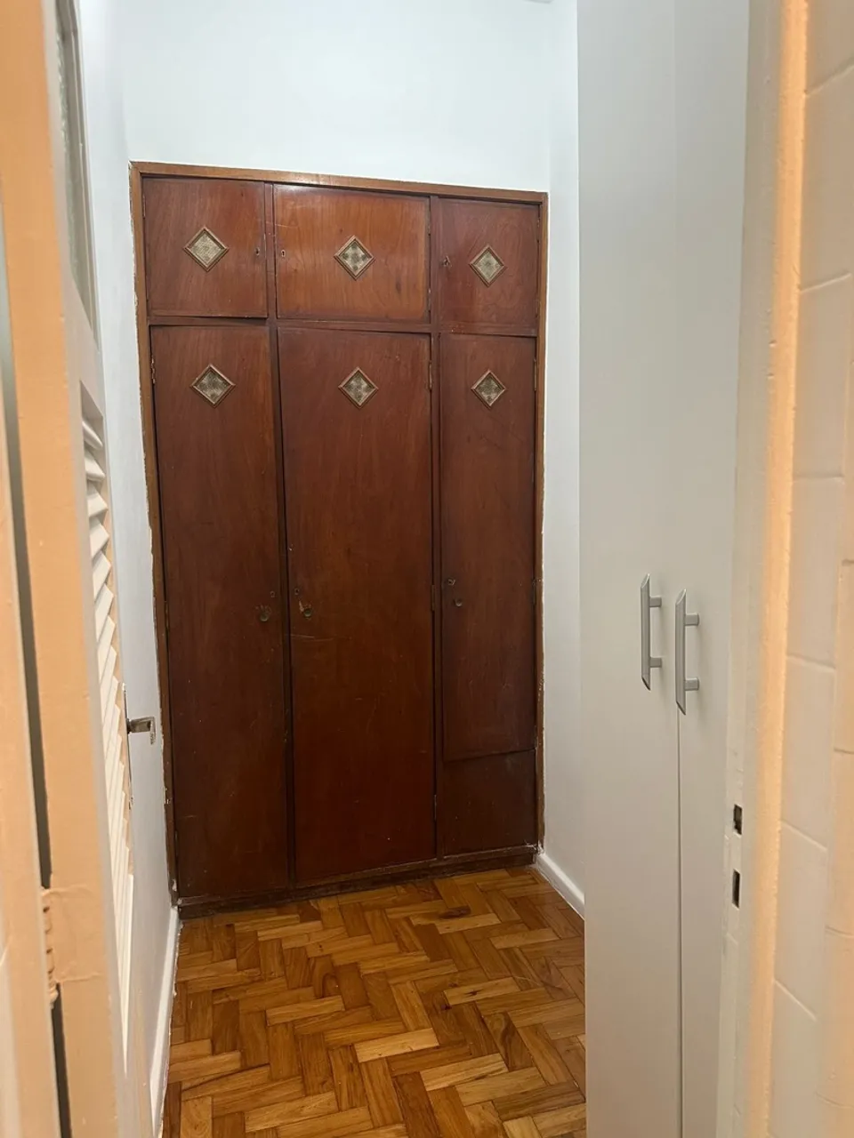2-bedroom apartment with wood or laminate floors — photo 10