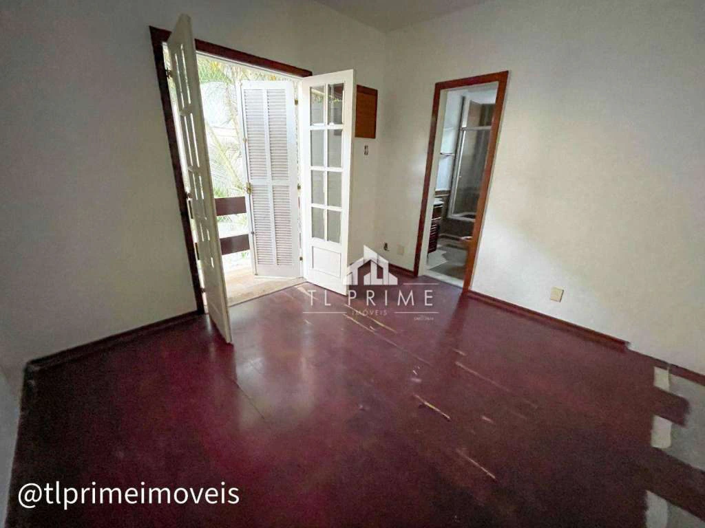 House in a gated community with 4 bedrooms and 600 m² — photo 13