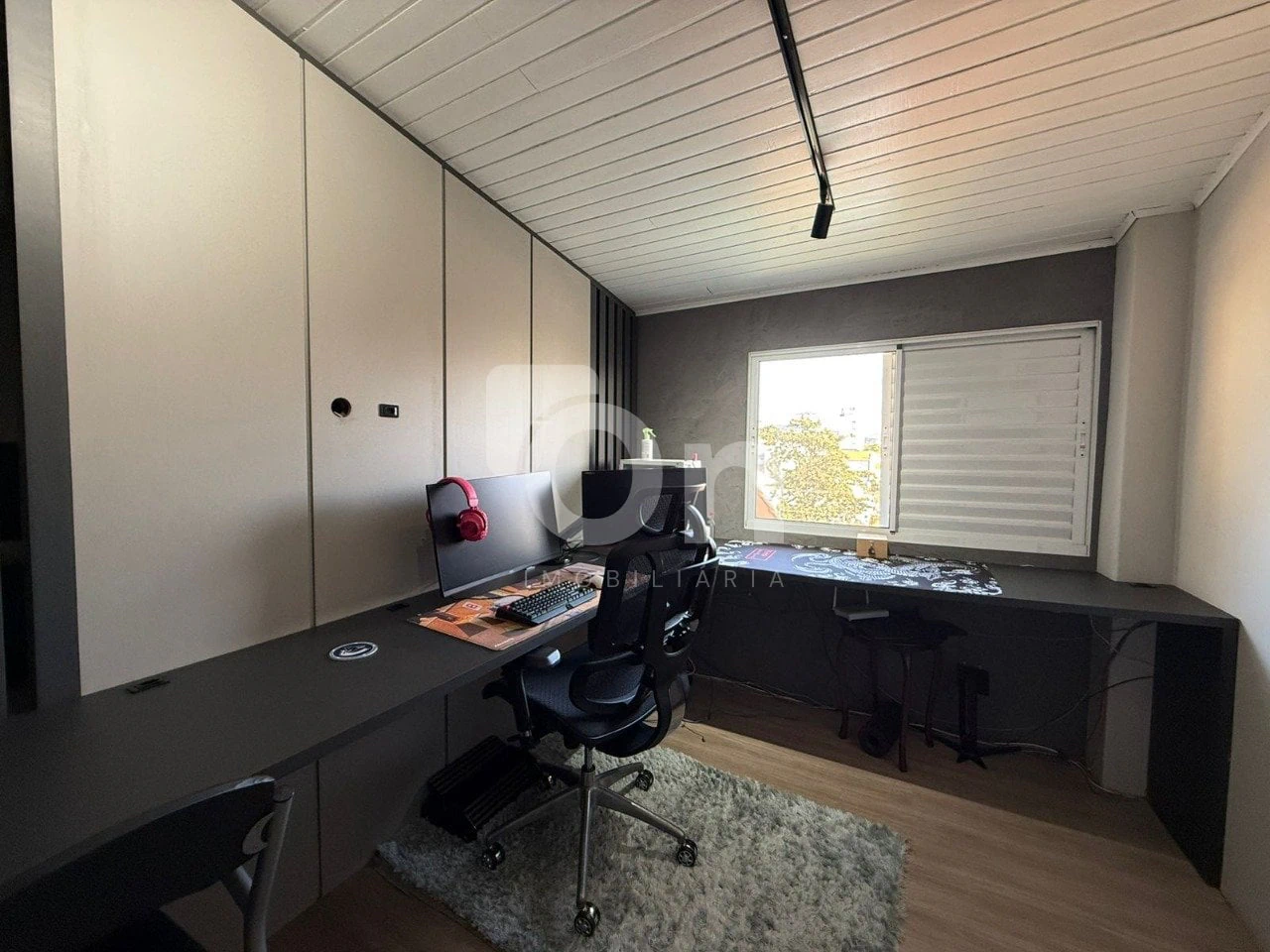 Floor-to-ceiling windows in a 5-bedroom house, 300 m² — photo 23