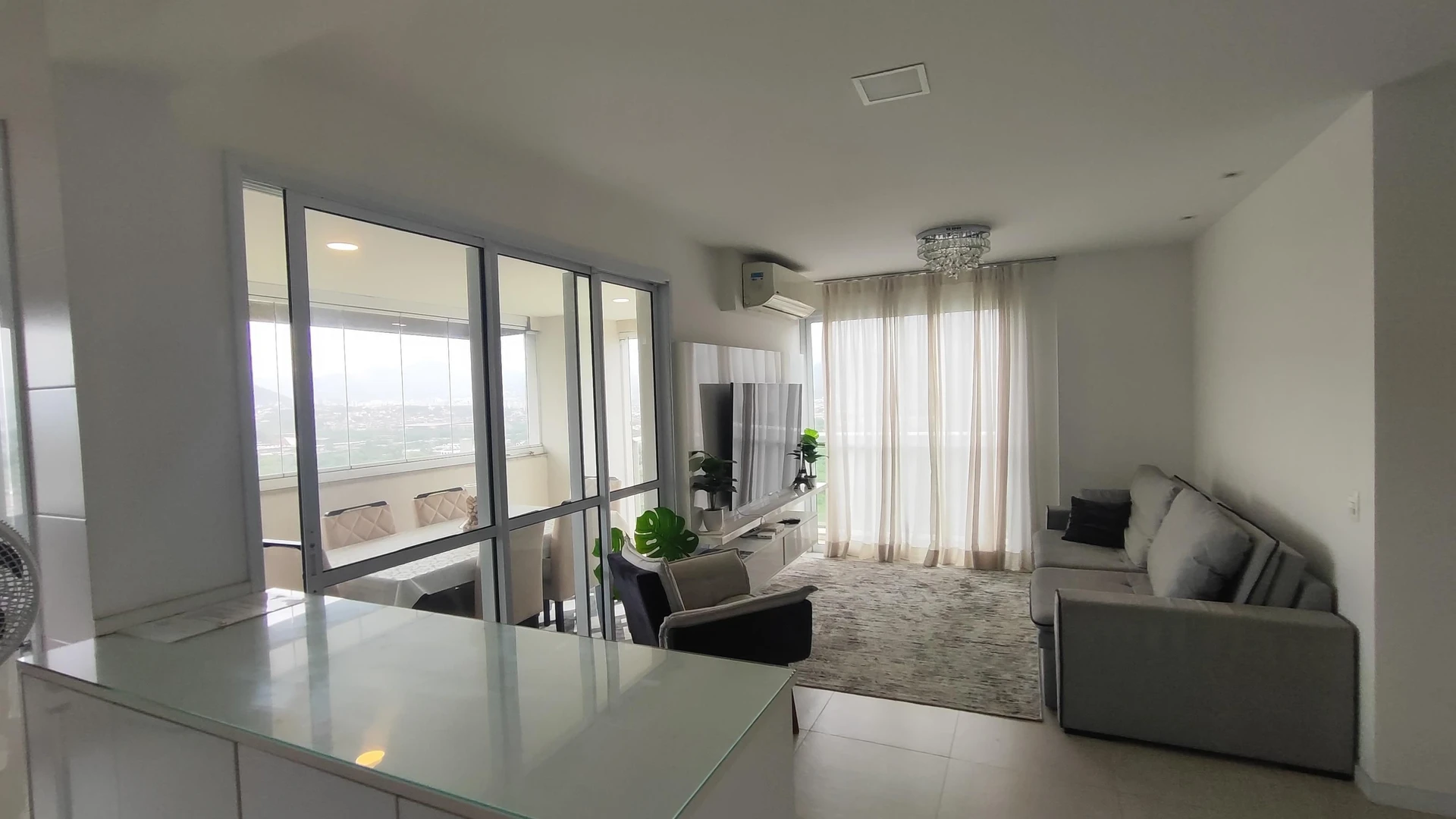 3-bedroom apartment with a glass-enclosed balcony — photo 8