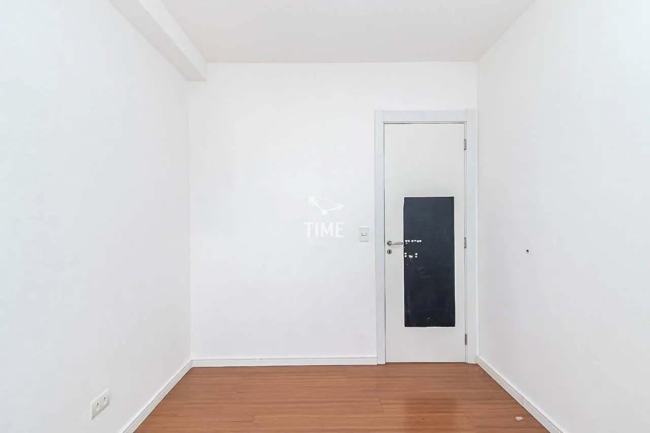 Wood or laminate floors in a 3-bedroom apartment, 78 m² — photo 30