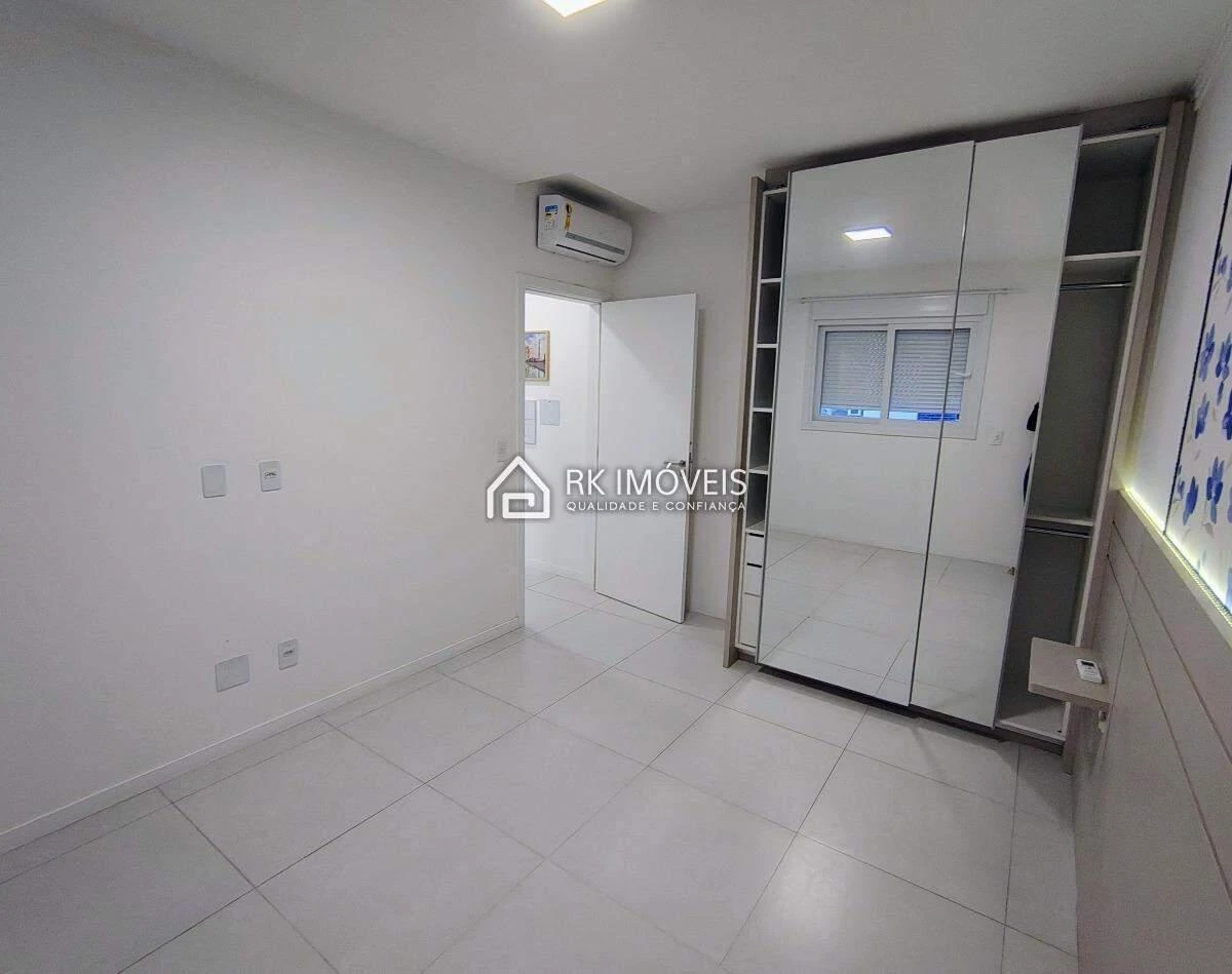 One-bedroom apartment in a building with a pool — photo 15