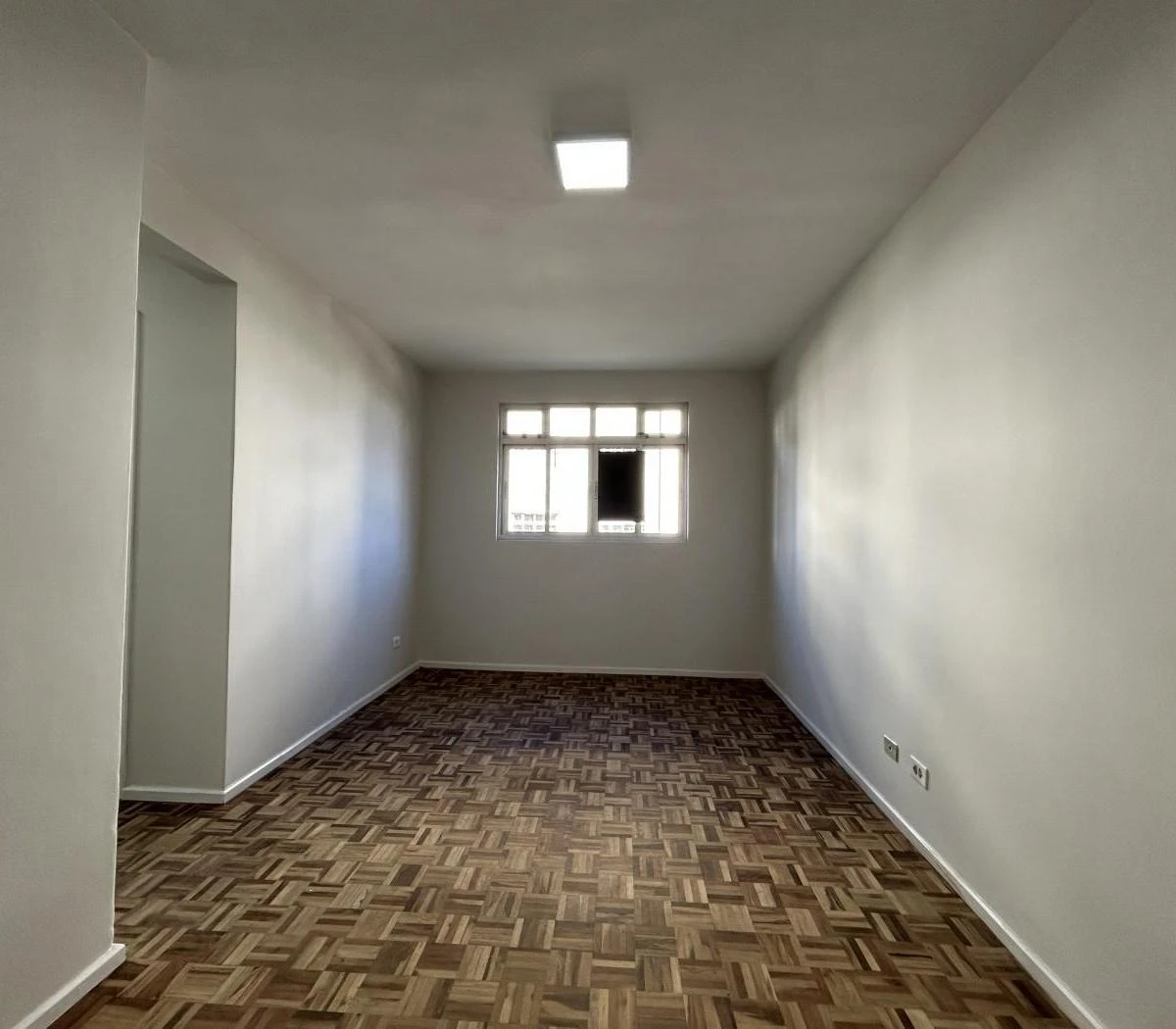 2-bedroom apartment with wood or laminate floors in Curitiba — photo 18