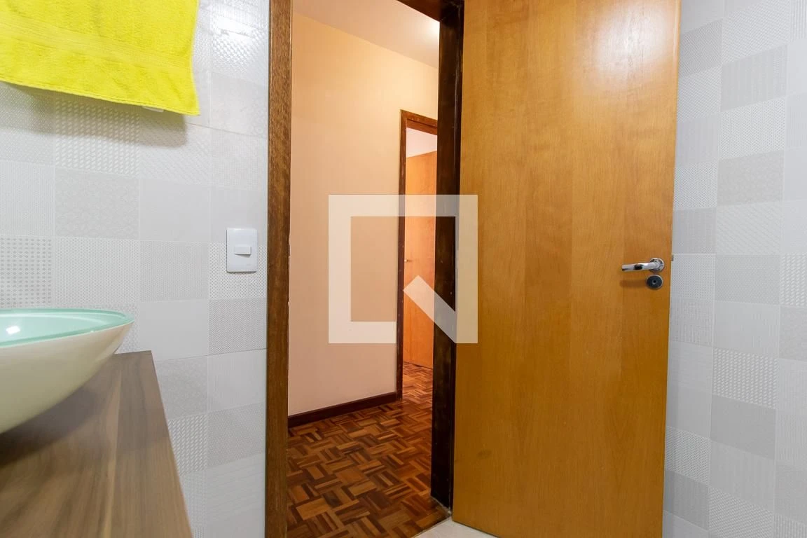 Apartamento de 3 quartos com piso de madeira ou laminado — photo 35