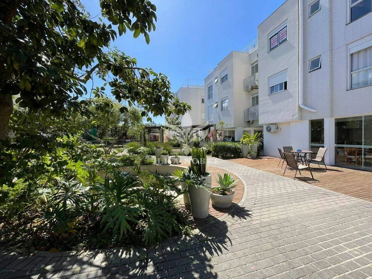 Furnished 3-bedroom apartment with 1 suite and balcony — photo 30