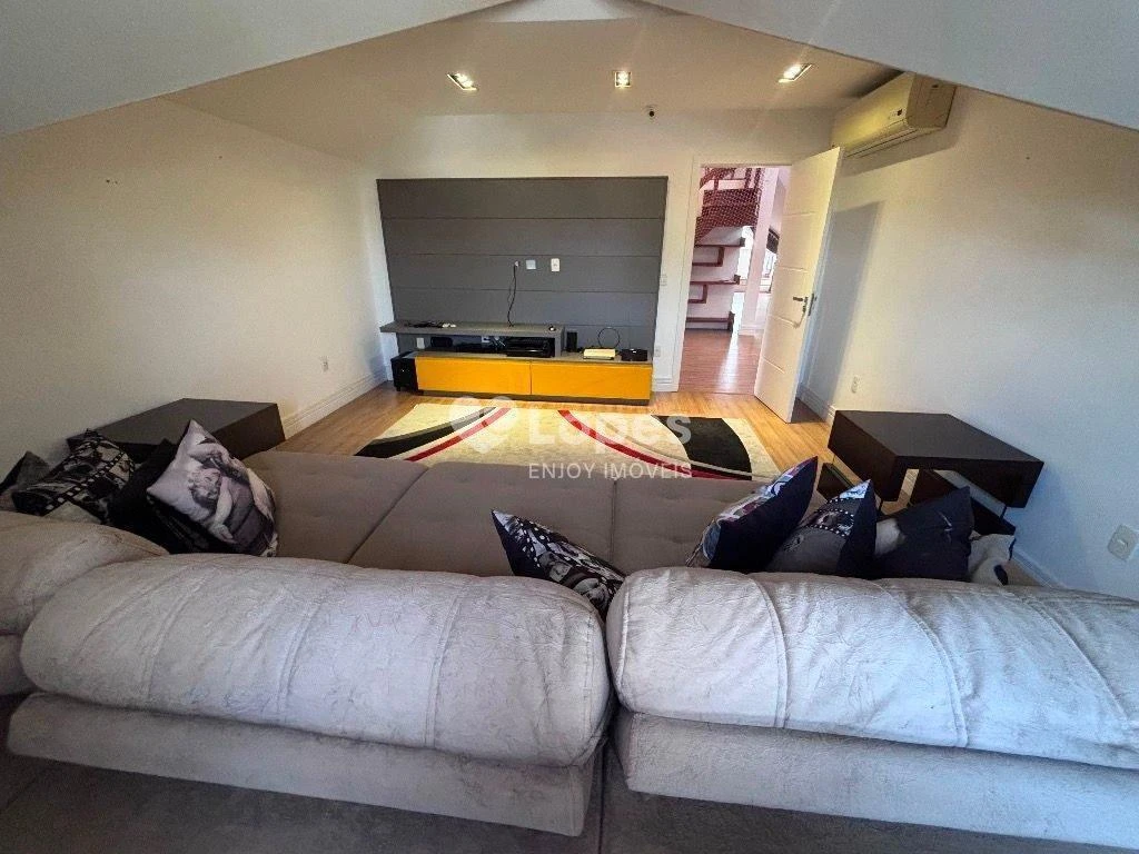 Unfurnished house with 7 bedrooms and 10 bathrooms — photo 42