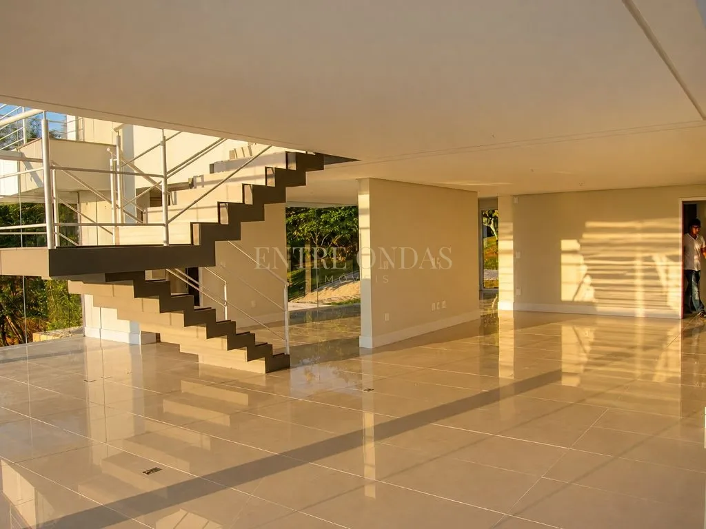 718 m² house with a water view and floor-to-ceiling windows — photo 7