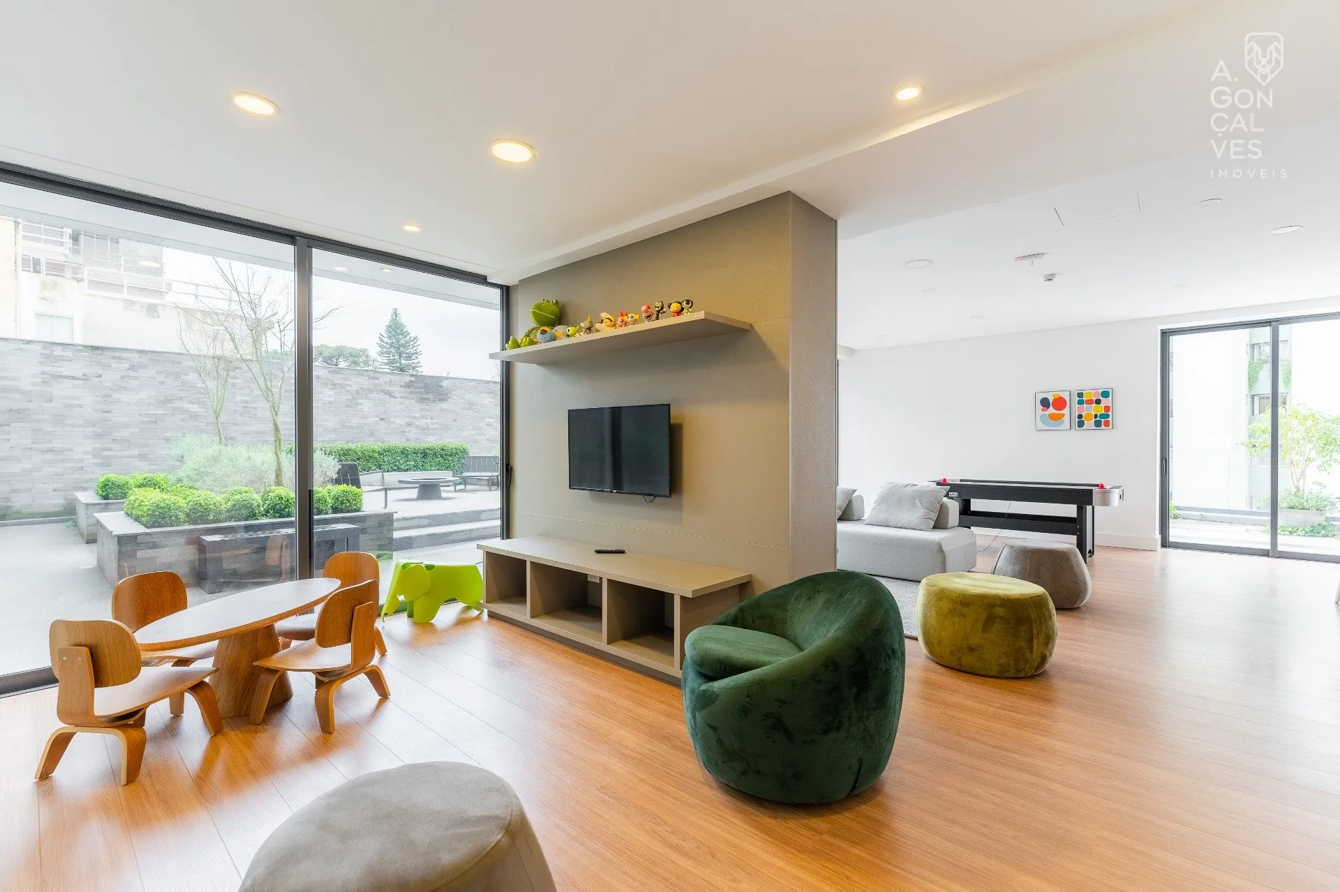 Furnished apartment with 3 bedrooms and open-plan kitchen — photo 40