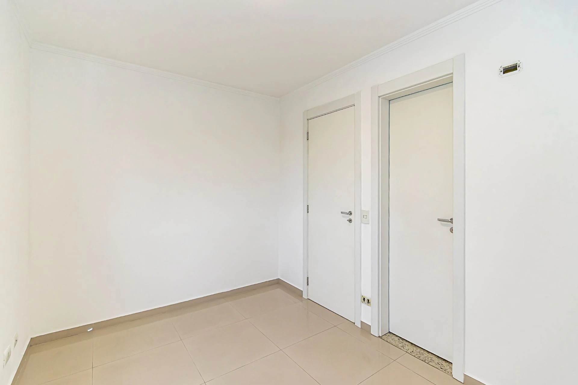3-bedroom apartment in a building with a pool — photo 12