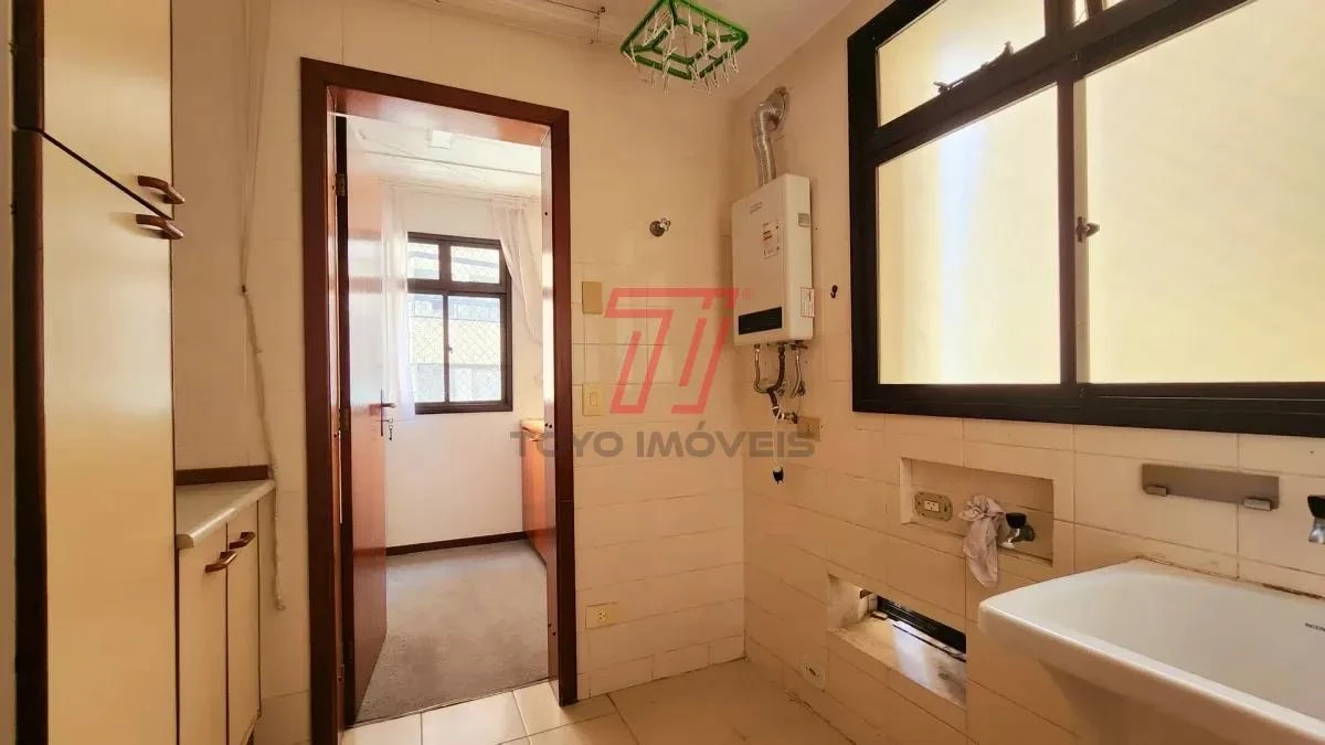 3-bedroom apartment with a bathtub in Curitiba — photo 24