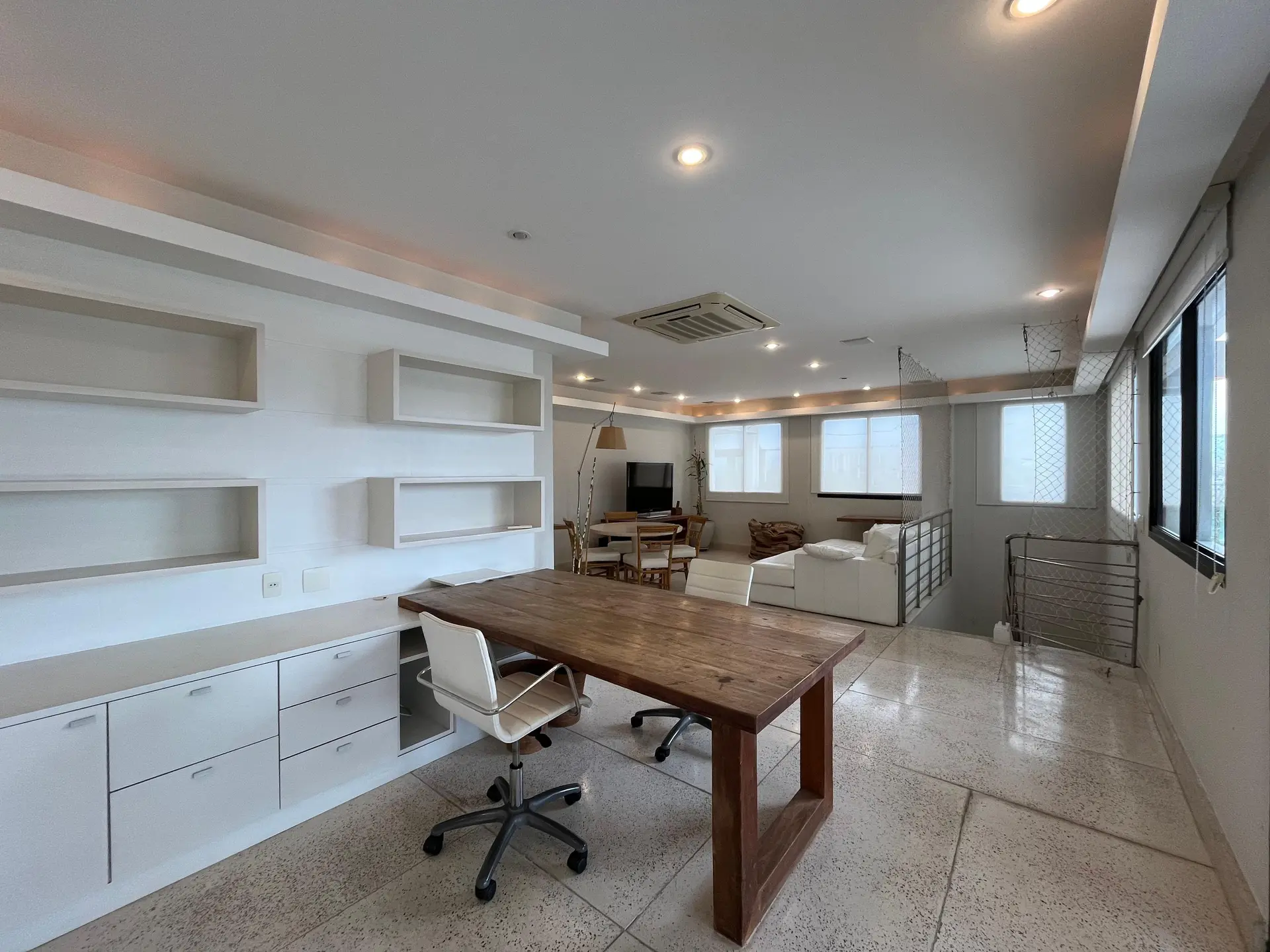 4-bedroom apartment with a water view — photo 4