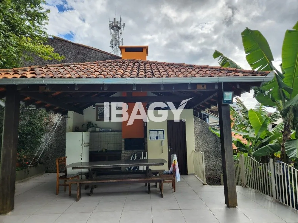 3-bedroom apartment in a building with a pool — photo 10