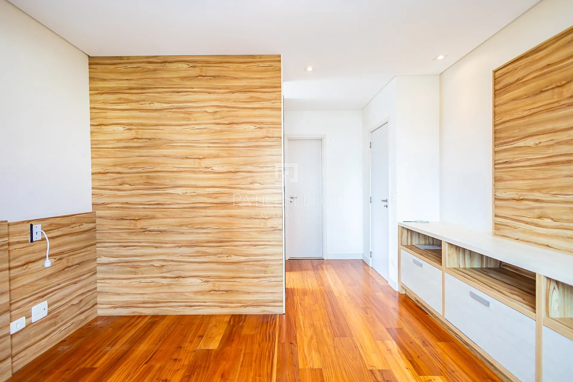 4-bedroom apartment with a fireplace — photo 102