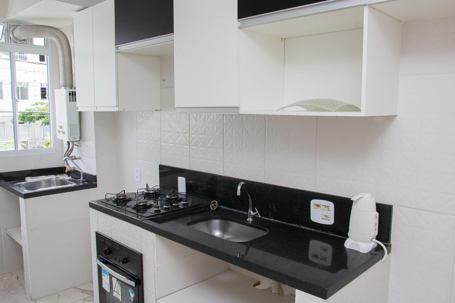 2-bedroom unfurnished apartment with 1 bath and balcony grill