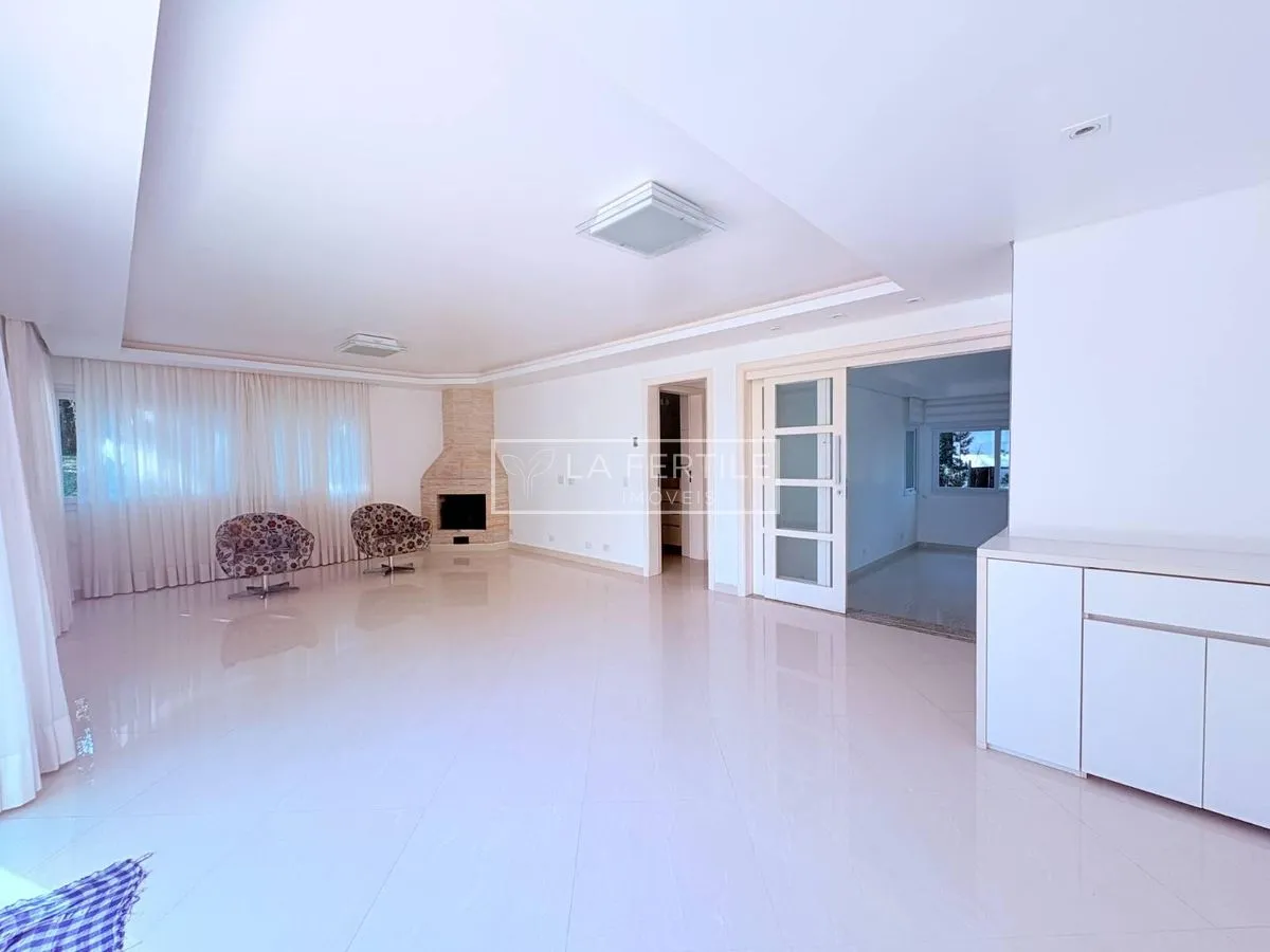 Будинок на 5 спалень із 2 ванними при кімнаті, 400 м² — photo 5
