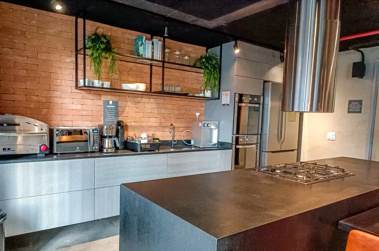 Furnished 1-bedroom apartment with open-plan kitchen — photo 32