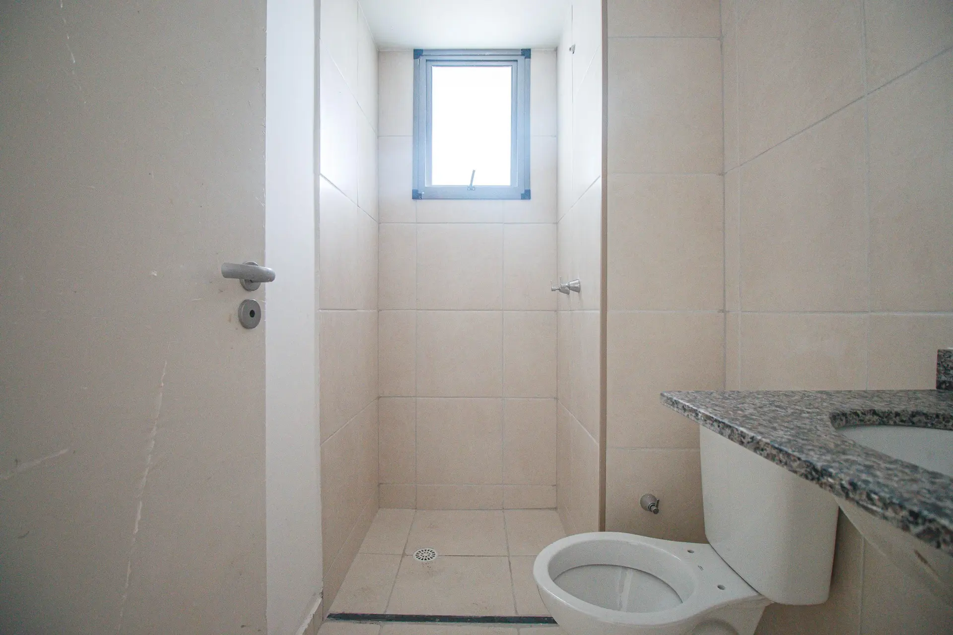 One-bedroom apartment with wood or laminate floors — photo 4