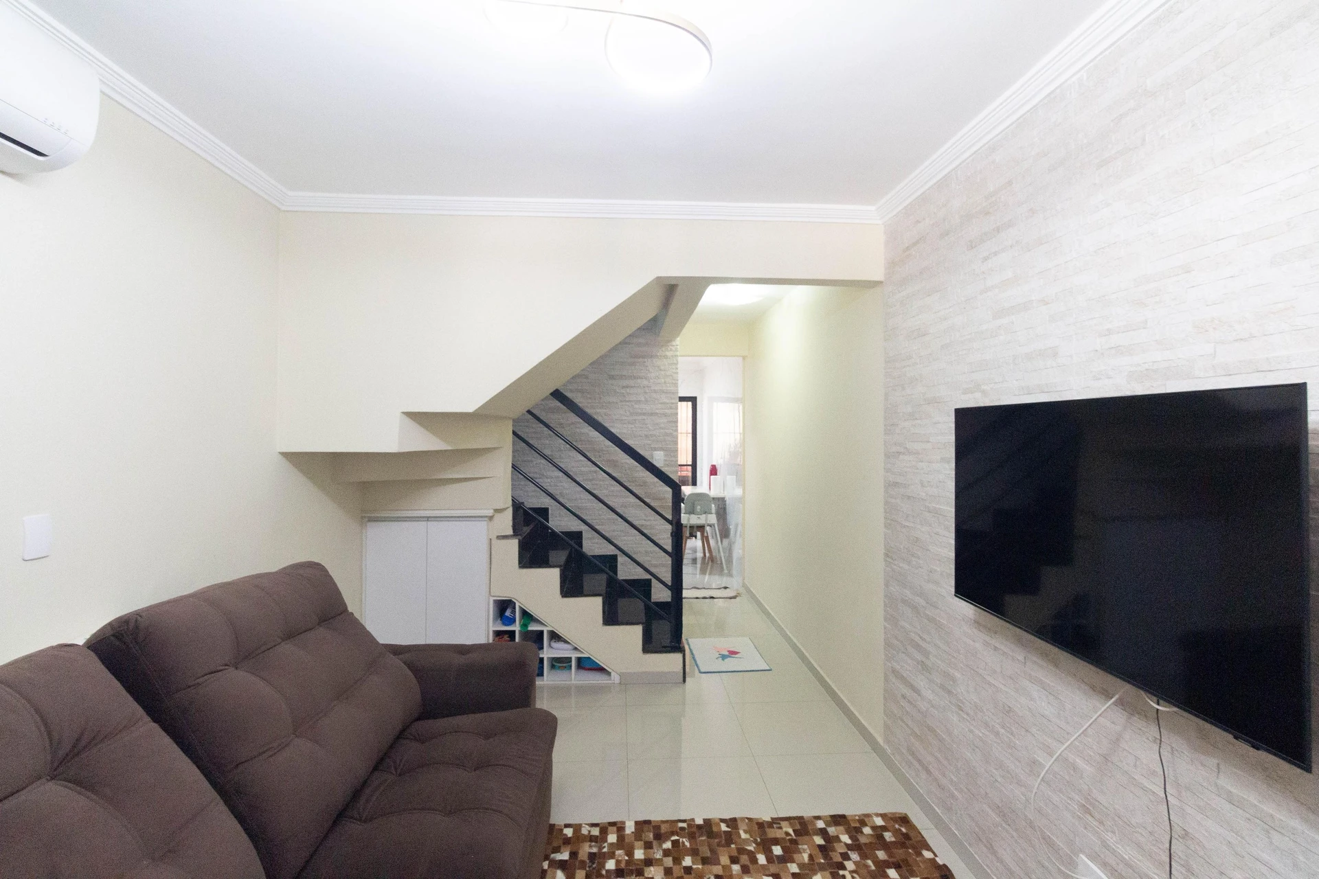 Balcony with a grill in a 2-bedroom house, 80 m² — photo 7