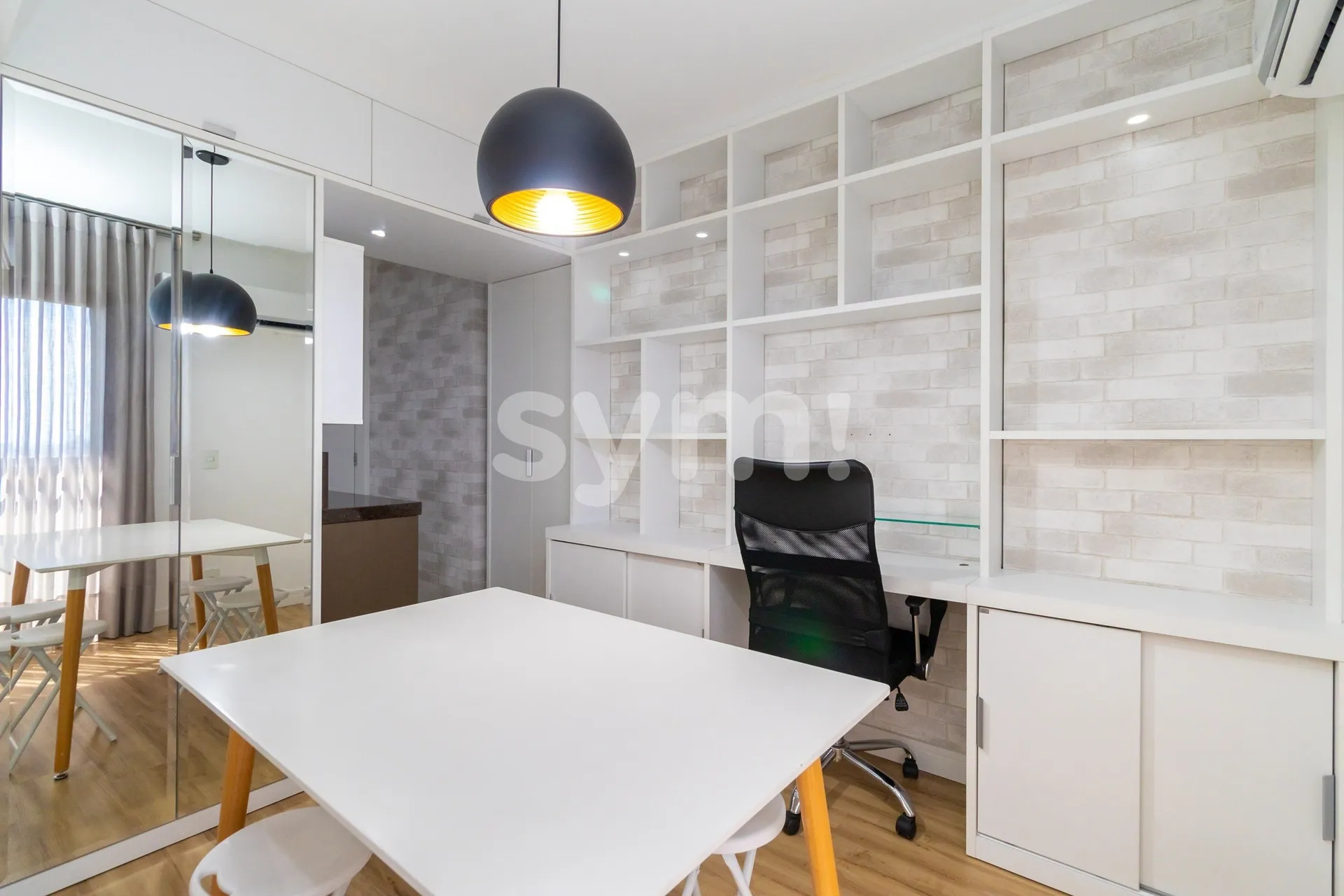 Furnished 1-bedroom apartment with a glass-enclosed balcony — photo 119