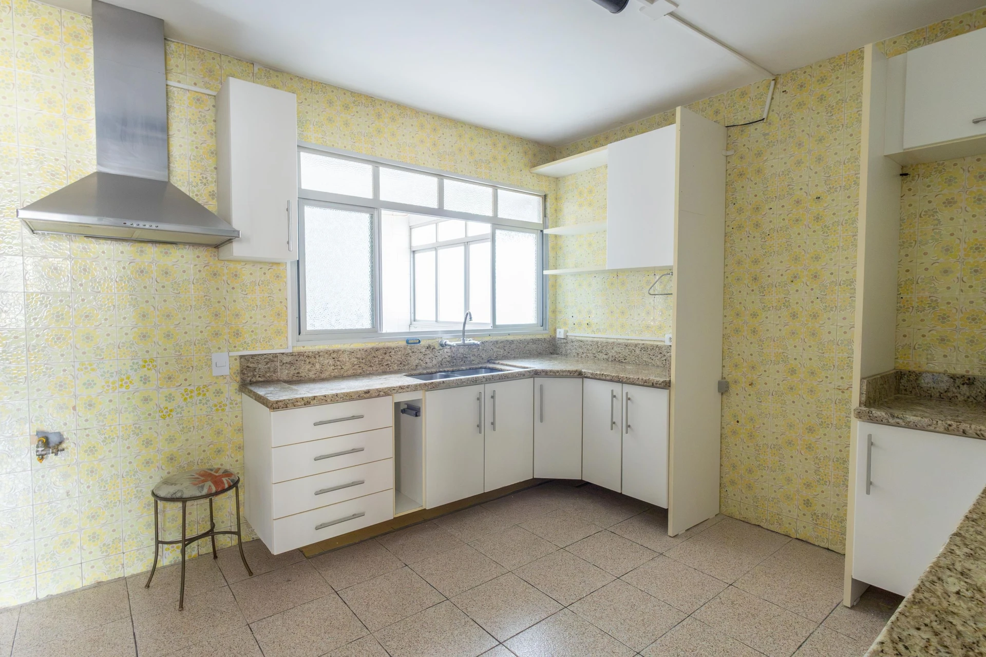 Furnished apartment, 283 m², with a glass-enclosed balcony — photo 23