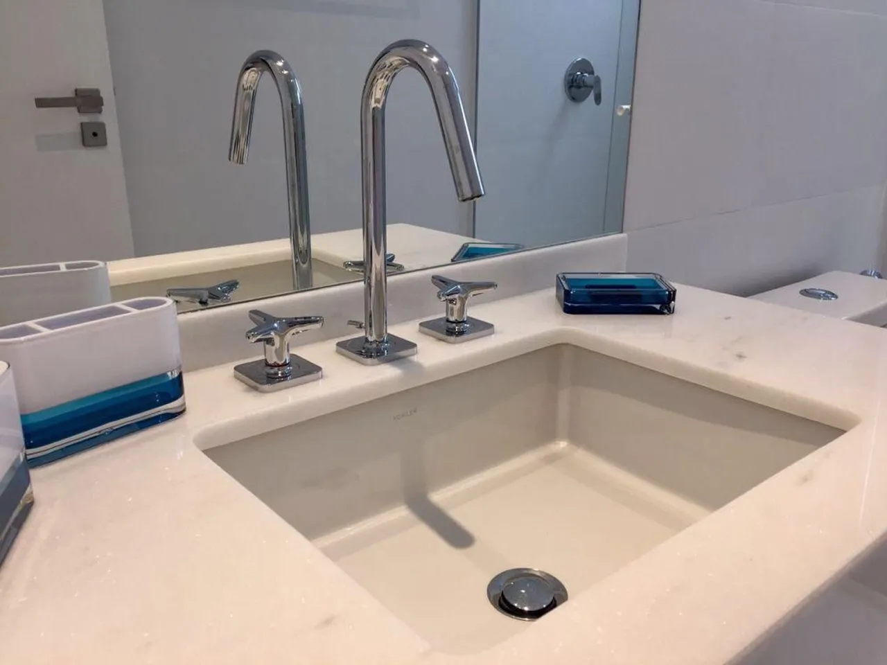 Unfurnished 2-bedroom apartment with a compact kitchenette — photo 19