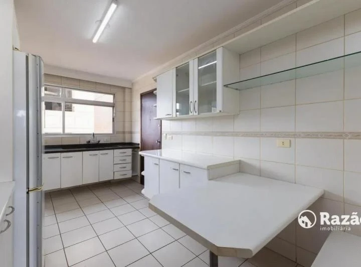 Apartamento sem mobília com 4 quartos e sala de madeira