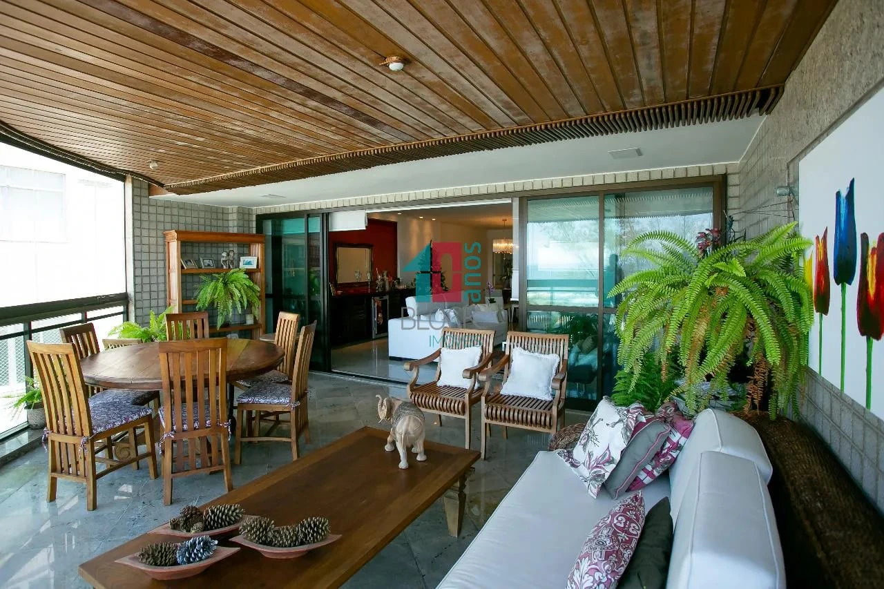 Glass-enclosed balcony in a 4-bedroom apartment, 226 m² — photo 5